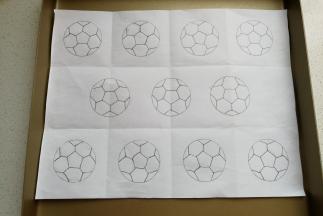 先做准备工作：在A4纸上打印出足球图形待用，没有打印机的和我一样用笨办法，直接把A4纸放在电脑上临摹出图形。