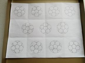 先做准备工作：在A4纸上打印出足球图形待用，没有打印机的和我一样用笨办法，直接把A4纸放在电脑上临摹出图形。
