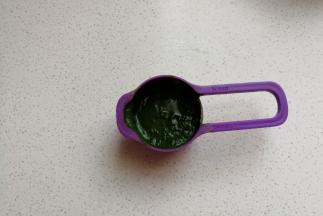 接下来先做蛋糕底：抹茶粉先用少许开水融开。