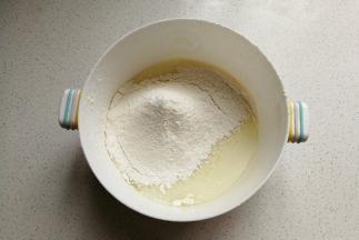 然后筛入低筋面粉，画Z字搅拌均匀。