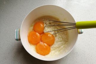 接着加入分离出来的蛋黄，继续画Z字搅拌均匀。