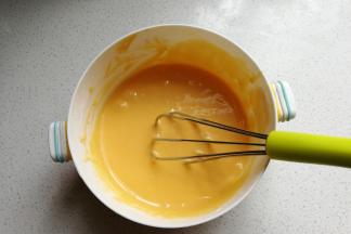 蛋黄糊搅拌至顺滑无颗粒状态后放一旁待用。