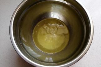蛋清分离在无水无油的干净容器中，分次加入白糖和适量柠檬汁进行打发。