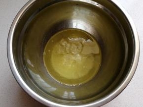 蛋清分离在无水无油的干净容器中，分次加入白糖和适量柠檬汁进行打发。