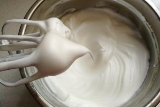 一直打发至这种湿性发泡状态，即提起打蛋器出现大弯钩状态。