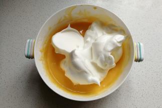 接着先取1/3的蛋白霜到蛋黄糊中翻拌均匀。