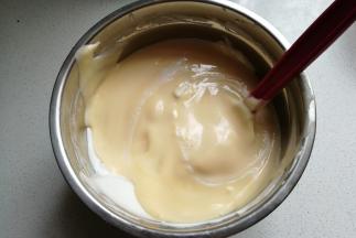 再把拌好的蛋黄糊倒入到剩下的蛋白霜中翻拌均匀。