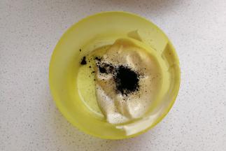 接着取一点蛋糊出来，加入少许竹炭粉拌均匀。