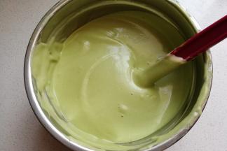 接下来把抹茶液倒入蛋糕糊中翻拌成抹茶蛋糊待用。