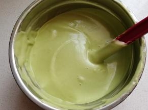 接下来把抹茶液倒入蛋糕糊中翻拌成抹茶蛋糊待用。