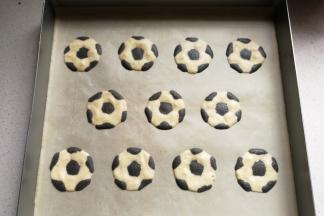 接着放入预热好的烤箱烤约60秒至表面凝固，然后取出油布重新放入另外一个烤盘中（烤箱提前180度预热，因为烤盘烤后过热，建议重新换一个烤盘）