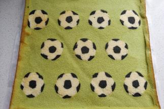 烤好的蛋糕出炉倒扣，揭开油纸晾凉。