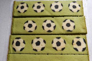 把晾凉的蛋糕分割成均匀的蛋糕片。