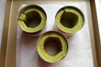 再把蛋糕片切成合适的长度放入慕斯圈中围起来待用。（家中没有购置小号慕圈，就用女儿吃完薯片的盒子代替啦）