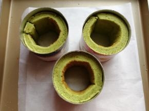 再把蛋糕片切成合适的长度放入慕斯圈中围起来待用。（家中没有购置小号慕圈，就用女儿吃完薯片的盒子代替啦）