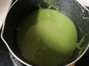 按下来再来做慕斯糊，慕斯糊做的两种颜色两种口味：先把抹茶粉放入牛奶中搅打均匀，再把牛奶倒入奶锅中加入白巧克力小火加热融化，边加热边搅拌，待巧克力完全融化后关火晾凉。
