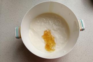 吉利丁片用水泡软捞起加入酸奶中，再放入微波炉加热十秒后搅拌至吉利丁与酸奶完全融合。