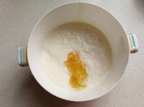 吉利丁片用水泡软捞起加入酸奶中，再放入微波炉加热十秒后搅拌至吉利丁与酸奶完全融合。