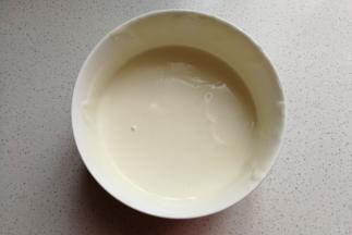 接着把拌好的酸奶倒出约一半待用。