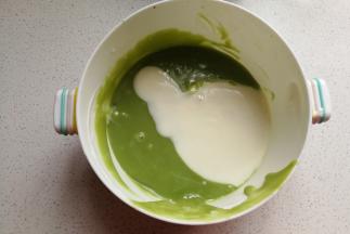 再把晾凉的抹茶巧克力糊倒入剩下的酸奶中搅拌均匀。