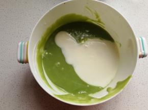 再把晾凉的抹茶巧克力糊倒入剩下的酸奶中搅拌均匀。