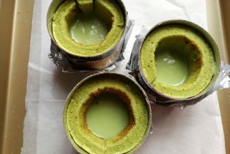 再把拌好的抹茶巧克力慕斯糊倒入蛋糕圈中约1/2满，放入冰箱冷藏至凝固。（慕斯圈底部提前用锡纸包裹好）