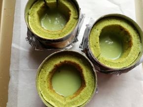 再把拌好的抹茶巧克力慕斯糊倒入蛋糕圈中约1/2满，放入冰箱冷藏至凝固。（慕斯圈底部提前用锡纸包裹好）