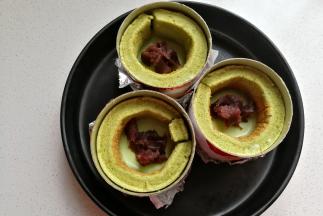 待抹茶巧克力慕斯糊凝固后取出，先放入适量豆沙馅。（也可以不放，女儿喜欢吃豆沙，所以我加了一点进去）