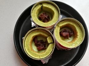 待抹茶巧克力慕斯糊凝固后取出，先放入适量豆沙馅。（也可以不放，女儿喜欢吃豆沙，所以我加了一点进去）