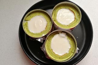 再把先前预留的酸奶慕斯糊倒入其中填满，再次送入冰箱冷藏至凝固。