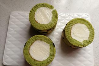 凝固好的蛋糕卷取出脱模，为了表面平整好看，稍微切去一点点。