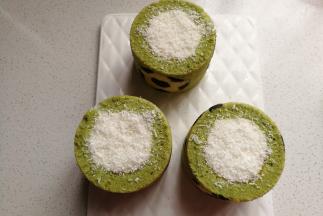 再撒点椰蓉装饰一下即可！