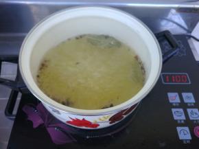 锅坐水烧开后，加入调料，转小火熬煮5分钟，把香料的味道激发出来。