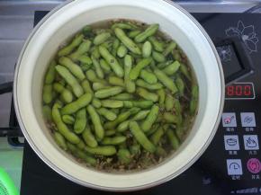 倒入毛豆，用筷子搅拌两下。