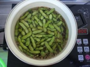 倒入毛豆，用筷子搅拌两下。