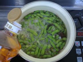 加入食用油搅拌均匀。