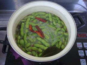 煮5分钟后关火，全程不要盖盖子，容易变黄。