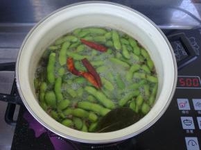 煮5分钟后关火，全程不要盖盖子，容易变黄。