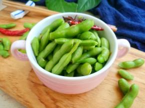 装盘上桌。吃不完的可以连汤一起装进保鲜盒放入冰箱冷藏。