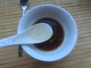 准备一个小碗，大蒜剁碎（捣成蒜泥更好）放碗内，加入生抽、香醋、白糖半勺、两勺凉白开。