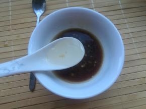 准备一个小碗，大蒜剁碎（捣成蒜泥更好）放碗内，加入生抽、香醋、白糖半勺、两勺凉白开。