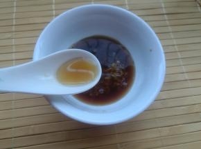 加鸡粉、香油适量搅拌均匀。