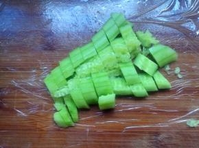 黄瓜去皮拍碎。