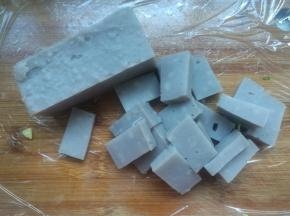 扒糕切小块。
