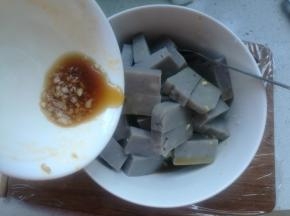 扒糕黄瓜放碗内，倒入调好的汁。
