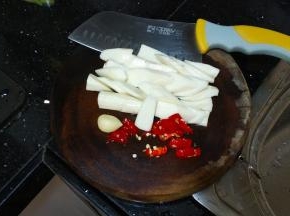 山药洗净切片、红椒切段、蒜剁碎