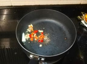 不粘锅里放入油、蒜盐、红椒、蒜蓉爆香