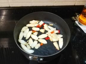 倒入山药片翻炒7成熟