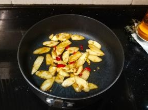 继续翻炒均匀（可适当加少许水）