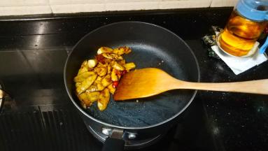 可以根据自己口味试试味道再适当添加调味料，如没问题可关火装盘
